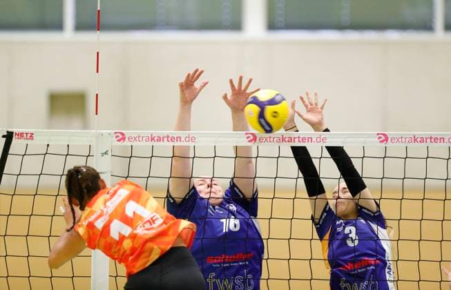 Volleyball, Frauen, 2. BL, TG Bad Soden - Sparda BSP Stuttgart Deutschland - Bad Soden - 20.10.2024 Volleyball - Hessen - 2. Bundesliga Süd Frauen Saison 2024 2025 20.10.2024 TG Bad Soden (blau) - BSP MTV Stuttgart (org) v.l. Anaiya Campbell (BSP Stuttgart - Nr. 11), Jacqueline Garski (Bad Soden - Nr. 16), Kim Pralle (Bad Soden - Nr. 3) TG Bad Soden - BSP MTV Stuttgart