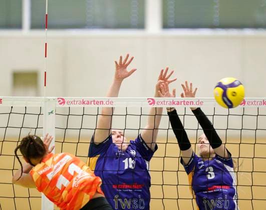 Volleyball, Frauen, 2. BL, TG Bad Soden - Sparda BSP Stuttgart Deutschland - Bad Soden - 20.10.2024 Volleyball - Hessen - 2. Bundesliga Süd Frauen Saison 2024 2025 20.10.2024 TG Bad Soden (blau) - BSP MTV Stuttgart (org) v.l. Anaiya Campbell (BSP Stuttgart - Nr. 11), Jacqueline Garski (Bad Soden - Nr. 16), Kim Pralle (Bad Soden - Nr. 3) TG Bad Soden - BSP MTV Stuttgart