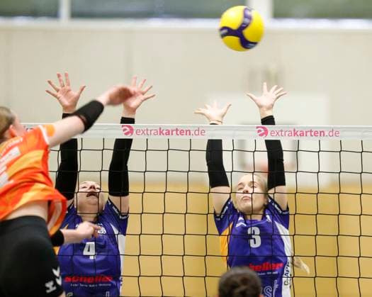 Volleyball, Frauen, 2. BL, TG Bad Soden - Sparda BSP Stuttgart Deutschland - Bad Soden - 20.10.2024 Volleyball - Hessen - 2. Bundesliga Süd Frauen Saison 2024 2025 20.10.2024 TG Bad Soden (blau) - BSP MTV Stuttgart (org) v.l. Lea Feistritzer (BSP Stuttgart - Nr. 5), Lea Beerboom (Bad Soden - Nr. 4), Kim Pralle (Bad Soden - Nr. 3) TG Bad Soden - BSP MTV Stuttgart