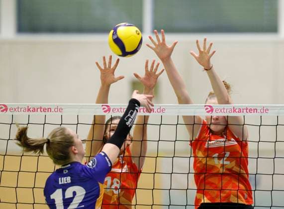 Volleyball, Frauen, 2. BL, TG Bad Soden - Sparda BSP Stuttgart Deutschland - Bad Soden - 20.10.2024 Volleyball - Hessen - 2. Bundesliga Süd Frauen Saison 2024 2025 20.10.2024 TG Bad Soden (blau) - BSP MTV Stuttgart (org) v.l. Jonna Lieb (Bad Soden - Nr. 12), Tea Jerkovic (BSP Stuttgart - Nr. 18), Marie Steinhilber (BSP Stuttgart - Nr. 12) TG Bad Soden - BSP MTV Stuttgart