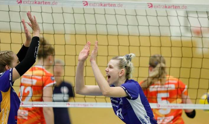 Volleyball, Frauen, 2. BL, TG Bad Soden - Sparda BSP Stuttgart Deutschland - Bad Soden - 20.10.2024 Volleyball - Hessen - 2. Bundesliga Süd Frauen Saison 2024 2025 20.10.2024 TG Bad Soden (blau) - BSP MTV Stuttgart (org) v.l. Chiara Fach (Bad Soden - Nr. 5), Adriana Klewinghaus (Bad Soden - Nr. 17) TG Bad Soden - BSP MTV Stuttgart