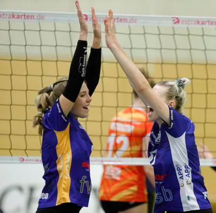 Volleyball, Frauen, 2. BL, TG Bad Soden - Sparda BSP Stuttgart Deutschland - Bad Soden - 20.10.2024 Volleyball - Hessen - 2. Bundesliga Süd Frauen Saison 2024 2025 20.10.2024 TG Bad Soden (blau) - BSP MTV Stuttgart (org) v.l. Chiara Fach (Bad Soden - Nr. 5), Adriana Klewinghaus (Bad Soden - Nr. 17) TG Bad Soden - BSP MTV Stuttgart