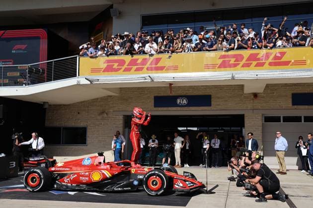 Charles Leckerc (MON) Sieger mit Helm steht auf seinem Ferrari SF-24 16 und bejubelt seinen Sieg, Parc ferme, Formel 1 Pirelli Grand Prix, FIA F1 Weltmeisterschaft, Circuit of Amerika, Austin Texas, 20.10.2024, USA,