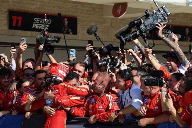 Charles Leckerc (MON) Sieger mit Helm wird von den Ferrari Teammitgliedern frenetisch gefeiert, Parc ferme, Formel 1 Pirelli Grand Prix, FIA F1 Weltmeisterschaft, Circuit of Amerika, Austin Texas, 20.10.2024, USA, Leichtathlet