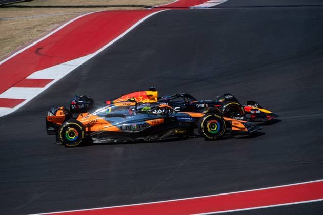 Max Verstappen (Oracle Red Bull Racing, Niederlande, 01) im RedBull RB20 ueberholt Lando Norris (McLaren Formula 1 Team, Großbritannien, 04) im McLaren MCL38 nach dem Start in der ersten Kurve, USA, Formel 1 Weltmeisterschaft, Pirelli Grand Prix der Vereinigten Staaten von Amerika, Circuit of the Americas Austin, Rennen, 20.10.2024 USA, Formel 1 Weltmeisterschaft, Pirelli Grand Prix der Vereinigten Staaten von Amerika, Circuit of the Americas Austin, Rennen, 20.10.2024 Austin Copyright: xEibner-Pressefoto Memmlerx EP_MMR