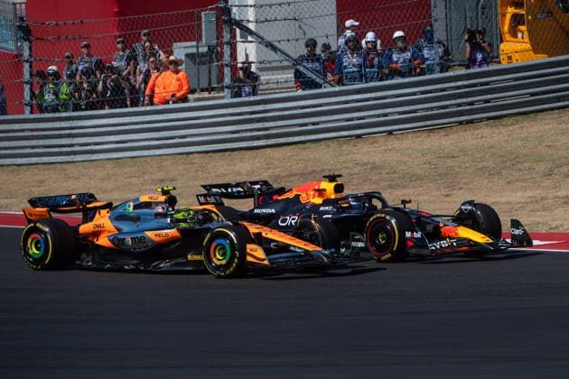 Max Verstappen (Oracle Red Bull Racing, Niederlande, 01) im RedBull RB20 ueberholt Lando Norris (McLaren Formula 1 Team, Großbritannien, 04) im McLaren MCL38 nach dem Start in der ersten Kurve, USA, Formel 1 Weltmeisterschaft, Pirelli Grand Prix der Vereinigten Staaten von Amerika, Circuit of the Americas Austin, Rennen, 20.10.2024 USA, Formel 1 Weltmeisterschaft, Pirelli Grand Prix der Vereinigten Staaten von Amerika, Circuit of the Americas Austin, Rennen, 20.10.2024 Austin Copyright: xEibner-Pressefoto Memmlerx EP_MMR