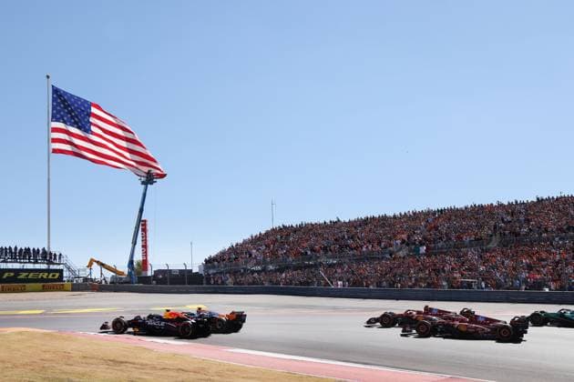 Max Verstappen (NED) Red Bull RB20 setzt sich in der 1. Kurve nach dem Start gegen Lando Norris (GBR) McLaren MCL38 durch, dahinter folgen die Ferraris, Rennen, Formel 1 Pirelli Grand Prix, FIA F1 Weltmeisterschaft, Circuit of Amerika, Austin Texas, 20.10.2024, USA