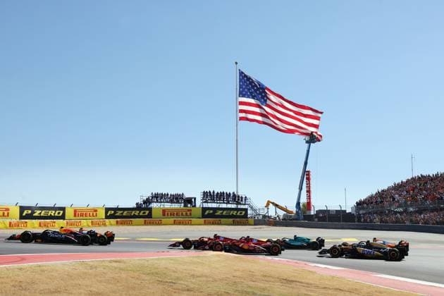 Max Verstappen (NED) Red Bull RB20 setzt sich in der 1. Kurve gegen Lando Norris (GBR) McLaren MCL38 durch, dahinter folgen die Ferraris, Rennen, Formel 1 Pirelli Grand Prix, FIA F1 Weltmeisterschaft, Circuit of Amerika, Austin Texas, 20.10.2024, USA