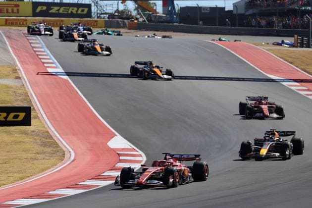 Charles Leckerc (MON) Ferrari SF-24 16 fürht vor Max Verstappen (NED) Red Bull RB20, Carlos Saizn (ESP) Ferrari, Rennen, Formel 1 Pirelli Grand Prix, FIA F1 Weltmeisterschaft, Circuit of Amerika, Austin Texas, 20.10.2024, USA
