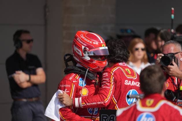 FORMULA 1 PIRELLI UNITED STATES GRAND PRIX 2024 20.10.2024, Circuit of The Americas, Austin, FORMULA 1 PIRELLI UNITED STATES GRAND PRIX 2024 ,im Bild Carlos Sainz Jr. (ESP), Scuderia Ferrari HP gratuliert Charles Leclerc (MCO), Scuderia Ferrari HP zum Sieg.