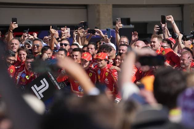 FORMULA 1 PIRELLI UNITED STATES GRAND PRIX 2024 20.10.2024, Circuit of The Americas, Austin, FORMULA 1 PIRELLI UNITED STATES GRAND PRIX 2024 ,im Bild Platz 1 und 2 für Charles Leclerc (MCO), Scuderia Ferrari HP und Carlos Sainz Jr. (ESP), Scuderia Ferrari HP, sie stehen zu einem Bild vor den Mechanikern.