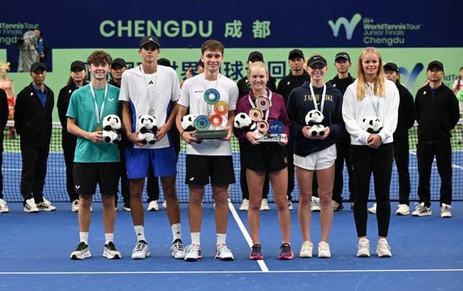 2024 ITF World Tennis Tour Junior Finals Chengdu , China 2024 ITF World Tennis Tour Junior Finals Winner Boys from left: Charlie Robertson (GBR) Bronze, Rafael Jodar (ESP) Silver , Mees Rottgering (NED) Gold Girls from left: Emerson Jones (AUS) Gold, Laura Samson (CZE) Silver ,Jeline Vandromme (BEL) Bronze