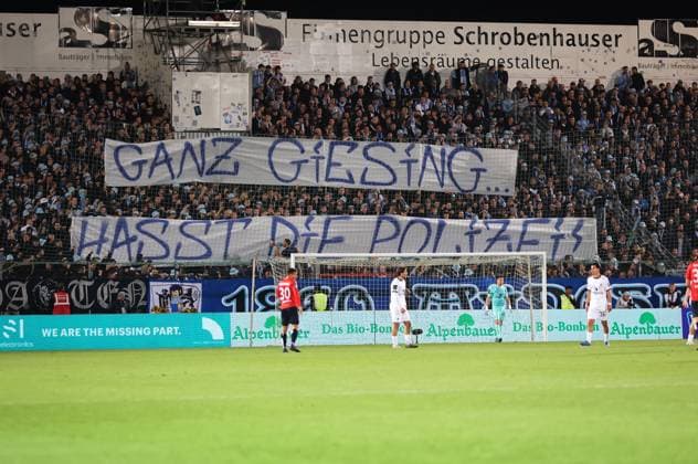 Sport Themen der Woche KW42 Unterhaching, Deutschland, 20. Oktober 2024: Fussball, Herren, 3.Liga, Saison 2024 2025, SpVgg Unterhaching - TSV 1860 München, Uhlsportpark Hier ein Banner bei den Fans des TSV 1860 München, Ganz Giesing hasst die Polizei ! DFB regulations prohibit any use of photographs as image sequences and or quasi-video *** Unterhaching, Germany, October 20, 2024 Football, Men, 3 Liga, Season 2024 2025, SpVgg Unterhaching TSV 1860 München, Uhlsportpark Here a banner at the fans of TSV 1860 München, Ganz Giesing hasst die Polizei DFB regulations prohibit any use of photographs as image sequences and or quasi video