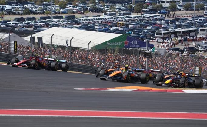 20.10.2024, Circuit of The Americas, Austin, FORMULA 1 PIRELLI UNITED STATES GRAND PRIX 2024 ,im Bild Rennstart:, Max Verstappen (NLD), Oracle Red Bull Racing, Lando Norris (GBR), McLaren F1 Team, Charles Leclerc (MCO), Scuderia Ferrari HP, Carlos Sainz Jr. (ESP) (Photo by Hasan Bratic DeFodi Images) not used in POL SRB CRO FRA GBR NED ITA USA Defodi-506_20241020_hbr_0351