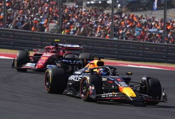 20.10.2024, Circuit of The Americas, Austin, FORMULA 1 PIRELLI UNITED STATES GRAND PRIX 2024 ,im Bild Max Verstappen (NLD), Oracle Red Bull Racing, Carlos Sainz Jr. (ESP), Scuderia Ferrari HP (Photo by Hasan Bratic DeFodi Images) not used in POL SRB CRO FRA GBR NED ITA USA Defodi-506_20241020_hbr_0555