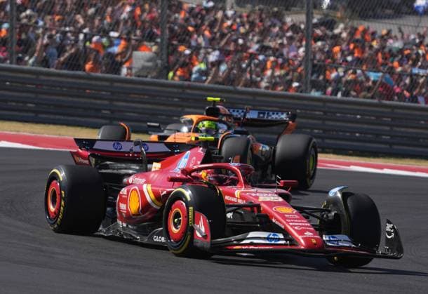 20.10.2024, Circuit of The Americas, Austin, FORMULA 1 PIRELLI UNITED STATES GRAND PRIX 2024 ,im Bild Carlos Sainz Jr. (ESP), Scuderia Ferrari HP, Lando Norris (GBR), McLaren F1 Team (Photo by Hasan Bratic DeFodi Images) not used in POL SRB CRO FRA GBR NED ITA USA Defodi-506_20241020_hbr_0561