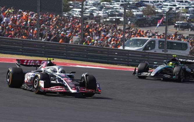 20.10.2024, Circuit of The Americas, Austin, FORMULA 1 PIRELLI UNITED STATES GRAND PRIX 2024 ,im Bild Nico Hülkenberg (DEU), MoneyGram Haas F1 Team, Lewis Hamilton (GBR), Mercedes-AMG Petronas Formula One Team (Photo by Hasan Bratic DeFodi Images) not used in POL SRB CRO FRA GBR NED ITA USA Defodi-506_20241020_hbr_0611