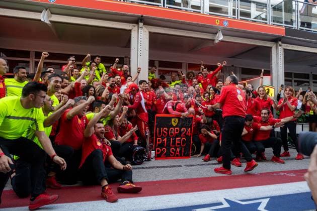 Charles Leclerc (Scuderia Ferrari HP, Monaco, 16), Carlos Sainz (Scuderia Ferrari HP, Spanien, 55), Frederic Vasseur (Scuderia Ferrari HP, Teamchef) und Team feiern den Sieg und Platz 2 im Fahrerlager mit Champagner, USA, Formel 1 Weltmeisterschaft, Pirelli Grand Prix der Vereinigten Staaten von Amerika, Circuit of the Americas Austin, Rennen, 20.10.2024 USA, Formel 1 Weltmeisterschaft, Pirelli Grand Prix der Vereinigten Staaten von Amerika, Circuit of the Americas Austin, Rennen, 20.10.2024 Austin Copyright: xEibner-Pressefoto Memmlerx EP_MMR