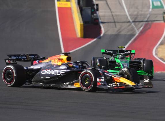 20.10.2024, Circuit of The Americas, Austin, FORMULA 1 PIRELLI UNITED STATES GRAND PRIX 2024 ,im Bild Max Verstappen (NLD), Oracle Red Bull Racing, Zhou Guanyu (CHN), Stake F1 Team Kick Sauber (Photo by Hasan Bratic DeFodi Images) not used in POL SRB CRO FRA GBR NED ITA USA Defodi-506_20241020_hbr_2022