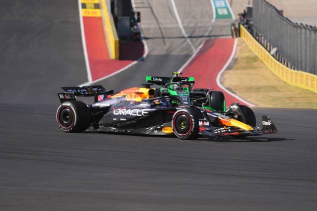 20.10.2024, Circuit of The Americas, Austin, FORMULA 1 PIRELLI UNITED STATES GRAND PRIX 2024 ,im Bild Max Verstappen (NLD), Oracle Red Bull Racing, Zhou Guanyu (CHN), Stake F1 Team Kick Sauber (Photo by Hasan Bratic DeFodi Images) not used in POL SRB CRO FRA GBR NED ITA USA Defodi-506_20241020_hbr_2023