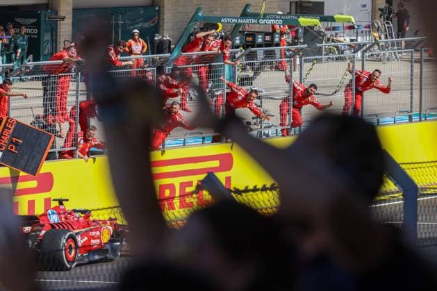Bilder des Jahres 2024, Sport 10 Oktober Sport Themen der Woche KW42 Sport Bilder des Tages AUSTIN, TX - OCTOBER 20: Scuderia Ferrari driver Charles Leclerc (16) of Monaco has his crew lean over the fence as he passes with fans raising their arms in the foreground after winning the Formula 1 Pirelli United States Grand Prix on October 20, 2024, at Circuit of The Americas in Austin, Texas. (Photo by David Buono Icon Sportswire) AUTO: OCT 20 F1 Pirelli United States Grand Prix EDITORIAL USE ONLY Icon2410201441