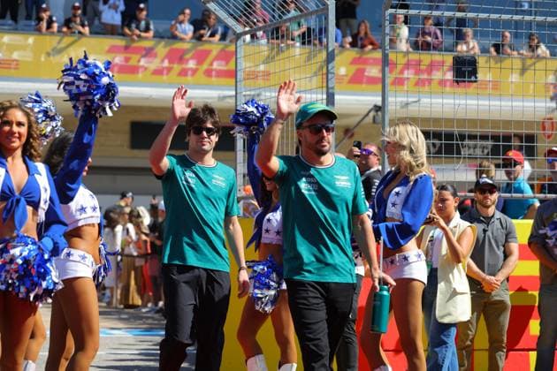 20.10.2024, Circuit of The Americas, Austin, FORMULA 1 PIRELLI UNITED STATES GRAND PRIX 2024 ,im Bild Dallas Cowboys Cheerleaders, Lance Stroll (CAN), Aston Martin Aramco Cognizant Formula One Team, Fernando Alonso (ESP) (Photo by Hasan Bratic DeFodi Images) not used in POL SRB CRO FRA GBR NED ITA USA Defodi-506_BetoIssa_F1_2024_Austin_09718