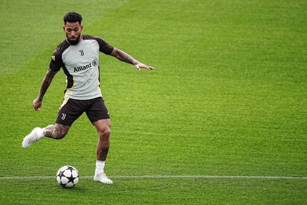 Juventus Douglas Luiz during training session at JTC Continassa in Turin on the eve of their League Phase, Matchday 3 of UEFA Champions League football match against VfB Stuttgart - Tuesday, October 21, 2024. - Soccer .  Copyright: xMarcoxAlpozzi LaPressex