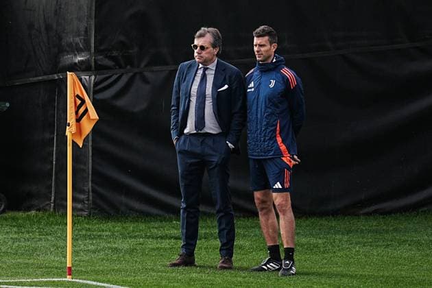Cristiano Giuntoli, Juventus head coach Thiago Motta during training session at JTC Continassa in Turin on the eve of their League Phase, Matchday 3 of UEFA Champions League football match against VfB Stuttgart - Tuesday, October 21, 2024. - Soccer .  Copyright: xMarcoxAlpozzi LaPressex