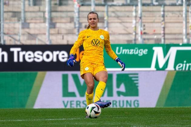 20.10.2024, Fussball: Google Pixel Frauen-Bundesliga, Saison 2024 2025, 07. Spieltag, SGS Essen - VfL Wolfsburg im Stadion An der Hafenstrasse in Essen. Merle Frohms (VfL Wolfsburg, 01) beim Passspiel. Wichtiger Hinweis: Gemaess den Vorgaben der DFL Deutsche Fussball Liga bzw. des DFB Deutscher Fussball-Bund ist es untersagt, in dem Stadion und oder vom Spiel angefertigte Fotoaufnahmen in Form von Sequenzbildern und oder videoaehnlichen Fotostrecken zu verwerten bzw. verwerten zu lassen. Foto: Kirchner-Media TH Copyright: xKirchner-Media THx