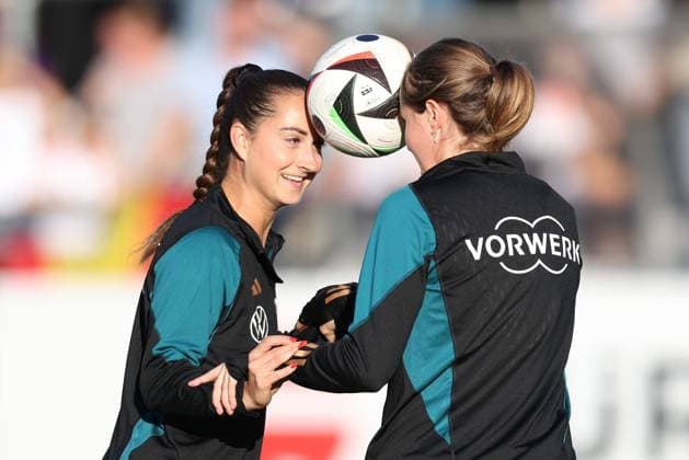 Deutsche Frauen-Nationalmannschaft, Training Sara Däbritz und Sydney Lohmann. Öffentliches Training der Frauen-Nationalmannschaft am 21. Oktober 2024 im Stadion am Brentanobad in Frankfurt am Main., Frankfurt am Main Hessen Deutschland Stadion am Brentanobad