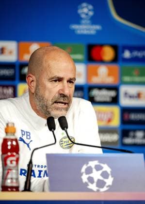 PARIS - PSV Eindhoven coach Peter Bosz during the press conference, PK, Pressekonferenz ahead of the UEFA Champions League match against Paris Saint Germain at Parc des Princes on Oct. 21, 2024 in Paris, France. ANP ROBIN VAN LONKHUIJSEN UEFA Champions League MD-1 2024 25 xVIxANPxSportx xxANPxIVx 511488040 originalFilename: 511488040.jpg