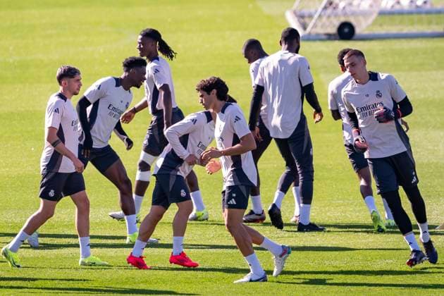 Champions League 2024 25 League Phase MD3: Real Madrid Training Session and press conference, PK, Pressekonferenz Real Madrid players (from L to R) Federico Valverde, Aurelien Tchouameni, Eduardo Camavinga, Jesus Vallejo, Andriy Lunin seen warming up during Real Madrid Training Session and Press Conference ahead of the Champions League 2024 25 League Phase MD3 football match against Borussia Dortmund at Ciudad Real Madrid on October 21, 2024 in Valdebebas, Spain. Valdebebas Ciudad Real Madrid Madrid Spain Copyright: xAlbertoxGardinx AGardin_20241021_Football_Champions_Real_Madrid_PC_085
