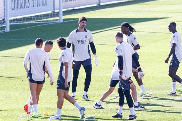 October 21, 2024, Madrid, Madrid, SPAIN: Thibaut Courtois of Real Madrid warms up during the training day of Real Madrid ahead of the UEFA Champions League, football match against Borussia Dortmund, at Ciudad Deportiva Real Madrid on October 21, 2024, in Valdebebas, Madrid, Spain. Madrid SPAIN - ZUMAa181 20241021_zaa_a181_033 Copyright: xDennisxAgyemanx