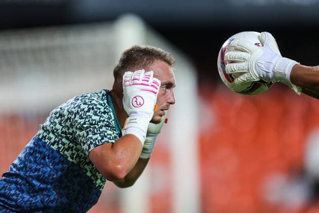 Bilder des Jahres 2024, Sport 10 Oktober Sport Themen der Woche KW43 Sport Bilder des Tages October 21, 2024, Valencia, Valencia, SPAIN: Jasper Cillessen of Las Palmas warms up during the Spanish league, La Liga EA Sports, football match played between Valencia CF and UD Las Palmas at Mestalla stadium on October 21, 2024, in Valencia, Spain. Valencia SPAIN - ZUMAa181 20241021_zaa_a181_130 Copyright: xIvanxTerronx