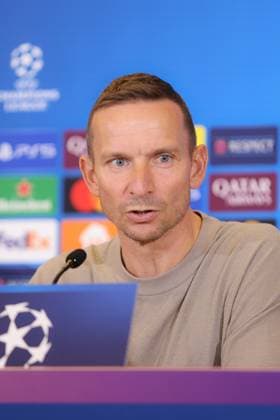 SOCCER - UEFA CL, RBS vs Zagreb SALZBURG,AUSTRIA,22.OCT.24 - SOCCER - UEFA Champions League, Red Bull Salzburg vs GNK Dinamo Zagreb, preview, press conference, PK, Pressekonferenz RBS. Image shows head coach Pepijn Lijnders (RBS).  GEPAxpictures xMathiasxMandl