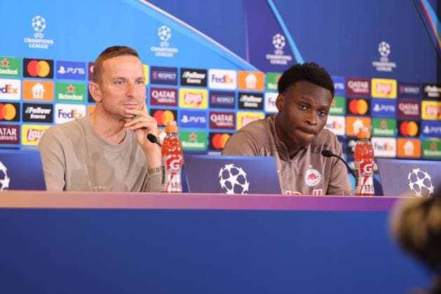 Sport Bilder des Tages SOCCER - UEFA CL, RBS vs Zagreb SALZBURG,AUSTRIA,22.OCT.24 - SOCCER - UEFA Champions League, Red Bull Salzburg vs GNK Dinamo Zagreb, preview, press conference, PK, Pressekonferenz RBS. Image shows head coach Pepijn Lijnders and Samson Baidoo (RBS).  GEPAxpictures xMathiasxMandl