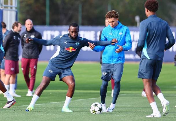 RB Leipzig - Training Champions League Leipzig, 22.10.2024, RB Akademie, Fussball, UEFA Champions League, Matchday-1, RB LEIPZIG vs.FC LIVERPOOL am 23 10 2024 , Abschlusstraining RB Leipzig , Im Bild v.l.: Lutsharel Geertruida (3, RB Leipzig) und Antonio Nusa (7, RB Leipzig) ,