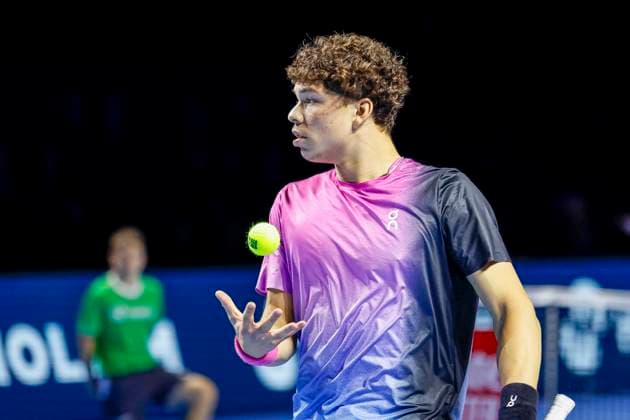 Ben Shelton (USA) , Tennis, Swiss Indoors ATP, Tennis Herren World Tour 500), 1 16 Finals Einzel, 2024, Tomas Martin Etcheverry (ARG) vs. Ben Shelton (USA), 22.10.2024, St. Jakobshalle, Basel, Schweiz Basel St. Jakobshalle BS Schweiz Copyright: xGrantxHubbsx