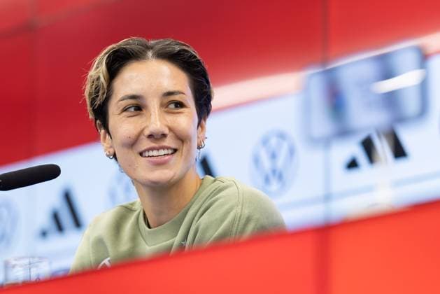 Training und PK Deutsche Frauenfußball-Nationalmannschaft Sara Doorsoun spricht während der Pressekonferenz. Training und Pressekonferenz der Frauen-Nationalmannschaft am 22. Oktober 2024 auf dem DFB-Campus in Frankfurt am Main., Frankfurt am Main Hessen Deutschland DFB-Campus