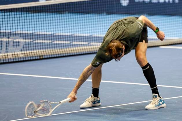 Sport Bilder des Tages Alexander Bublik (KAZ) zertrümmert sein Schläger , Tennis, Swiss Indoors ATP, Tennis Herren World Tour 500), 1 16 Finals Einzel, 2024, Botic v. de Zandschulp (NED) vs. Alexander Bublik (KAZ), 22.10.2024, St. Jakobshalle, Basel, Schweiz Basel St. Jakobshalle BS Schweiz Copyright: xGrantxHubbsx