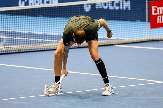 Alexander Bublik (KAZ) zertrümmert sein Schläger , Tennis, Swiss Indoors ATP, Tennis Herren World Tour 500), 1 16 Finals Einzel, 2024, Botic v. de Zandschulp (NED) vs. Alexander Bublik (KAZ), 22.10.2024, St. Jakobshalle, Basel, Schweiz Basel St. Jakobshalle BS Schweiz Copyright: xGrantxHubbsx