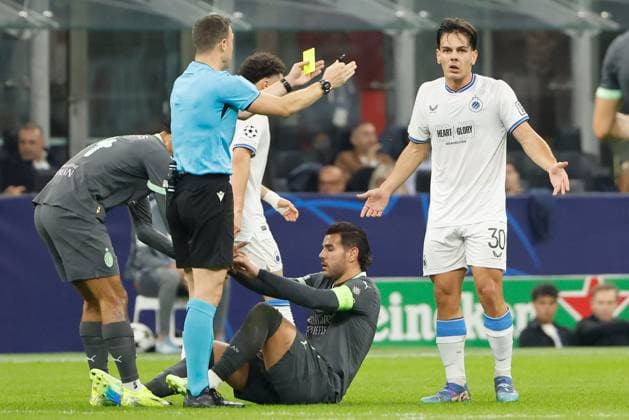 AC Milan v Club Brugge - UEFA Champions League MILAN, ITALY - OCTOBER 22 : Jashari Ardon midfielder of Club Brugge receiving a yellow card from referee Zwayer Felix (GER) during matchday 3 of the UEFA Champions League, a league phase match between AC Milan and Club Brugge at the San Siro stadium on October 22, 2024 in Milan, Italy, 22 10 2024 Milan Italy  Copyright: xJanxDexMeuleneirx