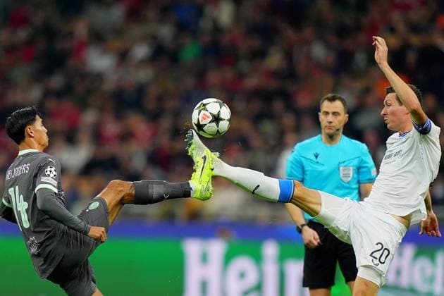 AC Milan s Tijjani Reijnders fight for the ball with Brugge s Hans Vanaken during the Uefa Champions League soccer match between Ac Milan and Club Brugge a at the San Siro Stadium in Milan, north Italy -Tuesday , October 22 , 2024. - Soccer .  Copyright: xSpada LaPressex