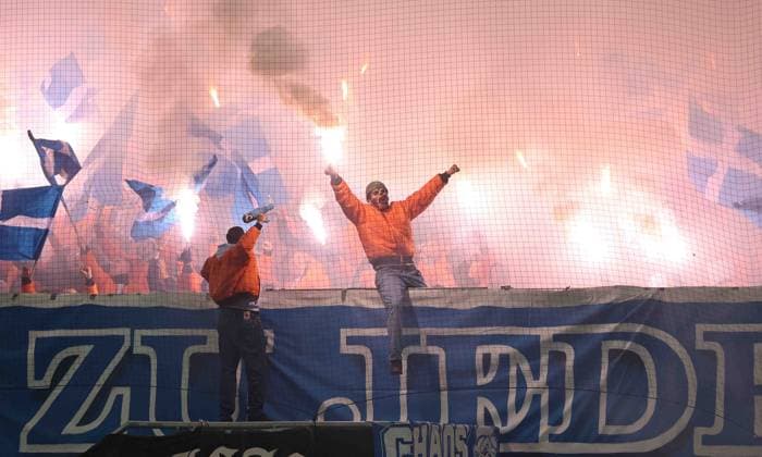 Sport Themen der Woche KW43 Sport Bilder des Tages 22.10.2024, Fussball, Herren, 3. Liga, Saison 2024 2025, 1. FC Saarbrücken - FC Hansa Rostock, Ein vermummter Fan des FC Hansa Rostock zündet Pyrotechnik Saarbrücken Ludwigsparkstadion Saarland Deutschland (DE) *** 22 10 2024, Football, Men, 3 League, Season 2024 2025, 1 FC Saarbrücken FC Hansa Rostock, A masked fan of FC Hansa Rostock ignites pyrotechnics Saarbrücken Ludwigsparkstadion Saarland Germany EN Copyright: xFabianxKleerx