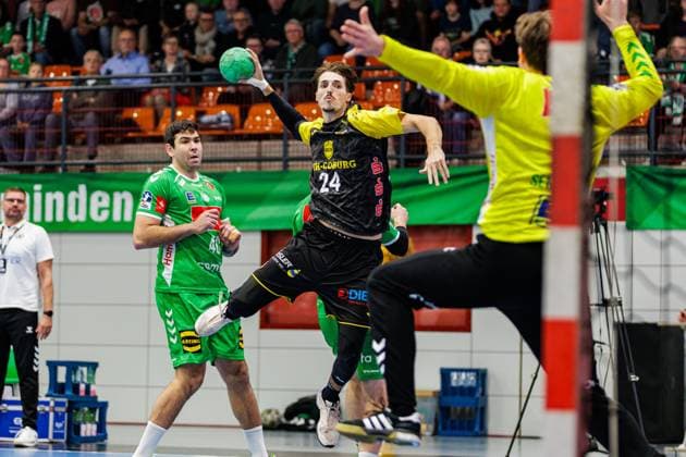 v.l. Luka Sebetic (GWD Minden, 40), Mikael Helmersson (HSC 2000 Coburg, 24), Malte Semisch (GWD Minden, 01) GER, TuS N-Luebbecke vs. HSC 2000 Coburg, Handball, 2. Bundesliga, 8. Spieltag, Spielzeit 2024 2025, 22.10.2024 GER, TuS N-Luebbecke vs. HSC 2000 Coburg, Handball, 2. Bundesliga, 8. Spieltag, Spielzeit 2024 2025, 22.10.2024 Luebbecke