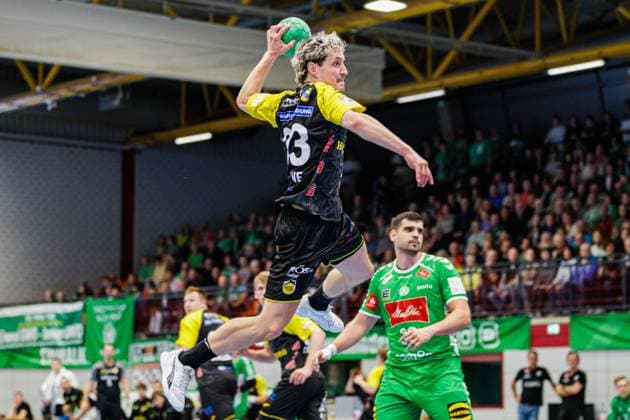 Jannes Krone (HSC 2000 Coburg, 23) im Torwurf GER, TuS N-Luebbecke vs. HSC 2000 Coburg, Handball, 2. Bundesliga, 8. Spieltag, Spielzeit 2024 2025, 22.10.2024 GER, GWD Minden vs. HSC 2000 Coburg, Handball, 2. Bundesliga, 8. Spieltag, Spielzeit 2024 2025, 22.10.2024 Luebbecke