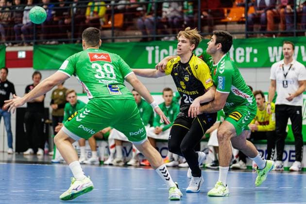 v.l. Carles Asensio Cambra (GWD Minden, 39), Janis Pavels Valkovskis (HSC 2000 Coburg, 26), Luka Sebetic (GWD Minden, 40) GER, TuS N-Luebbecke vs. HSC 2000 Coburg, Handball, 2. Bundesliga, 8. Spieltag, Spielzeit 2024 2025, 22.10.2024 GER, GWD Minden vs. HSC 2000 Coburg, Handball, 2. Bundesliga, 8. Spieltag, Spielzeit 2024 2025, 22.10.2024 Luebbecke