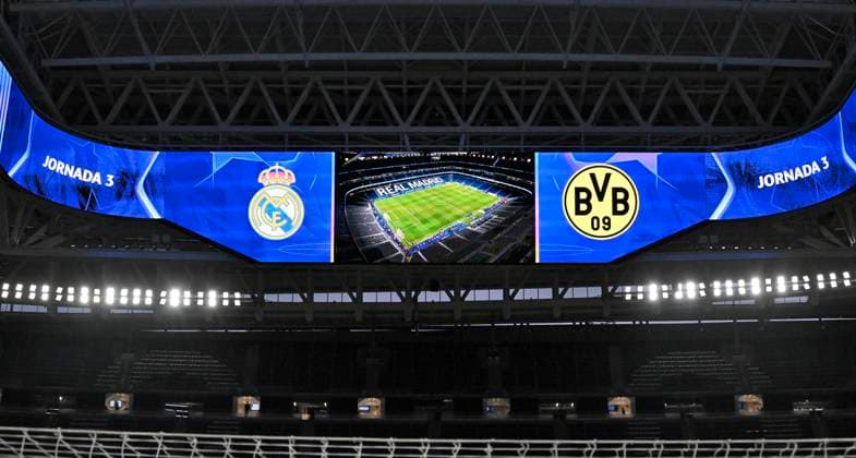 22.10.2024, Fussball UEFA Champions League 2024 2025, 3.Spieltag, Real Madrid - Borussia Dortmund, im Estadio Santiango Bernabeu in Madrid (Spanien). Auf der Anzeigetafel wird die heutige Begegnung angezeigt