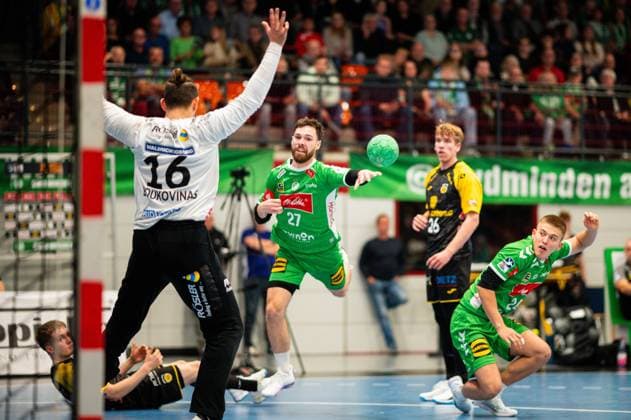22.10.2024 - Handball, 2024 2025, 2. Daikin Bundesliga, 8. Spieltag, GWD Minden - HSC 2000 Coburg: (L-R) Petros Boukovinas (Coburg), Max Staar (Minden)
