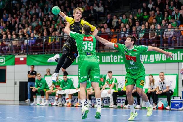 v.l. Janis Pavels Valkovskis (HSC 2000 Coburg, 26), Carles Asensio Cambra (GWD Minden, 39), Luka Sebetic (GWD Minden, 40) GER, GWD Minden vs. HSC 2000 Coburg, Handball, 2. Bundesliga, 8. Spieltag, Spielzeit 2024 2025, 22.10.2024 GER, GWD Minden vs. HSC 2000 Coburg, Handball, 2. Bundesliga, 8. Spieltag, Spielzeit 2024 2025, 22.10.2024 Luebbecke